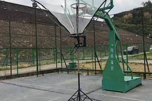 篮球队禁射训练绑在器材室上